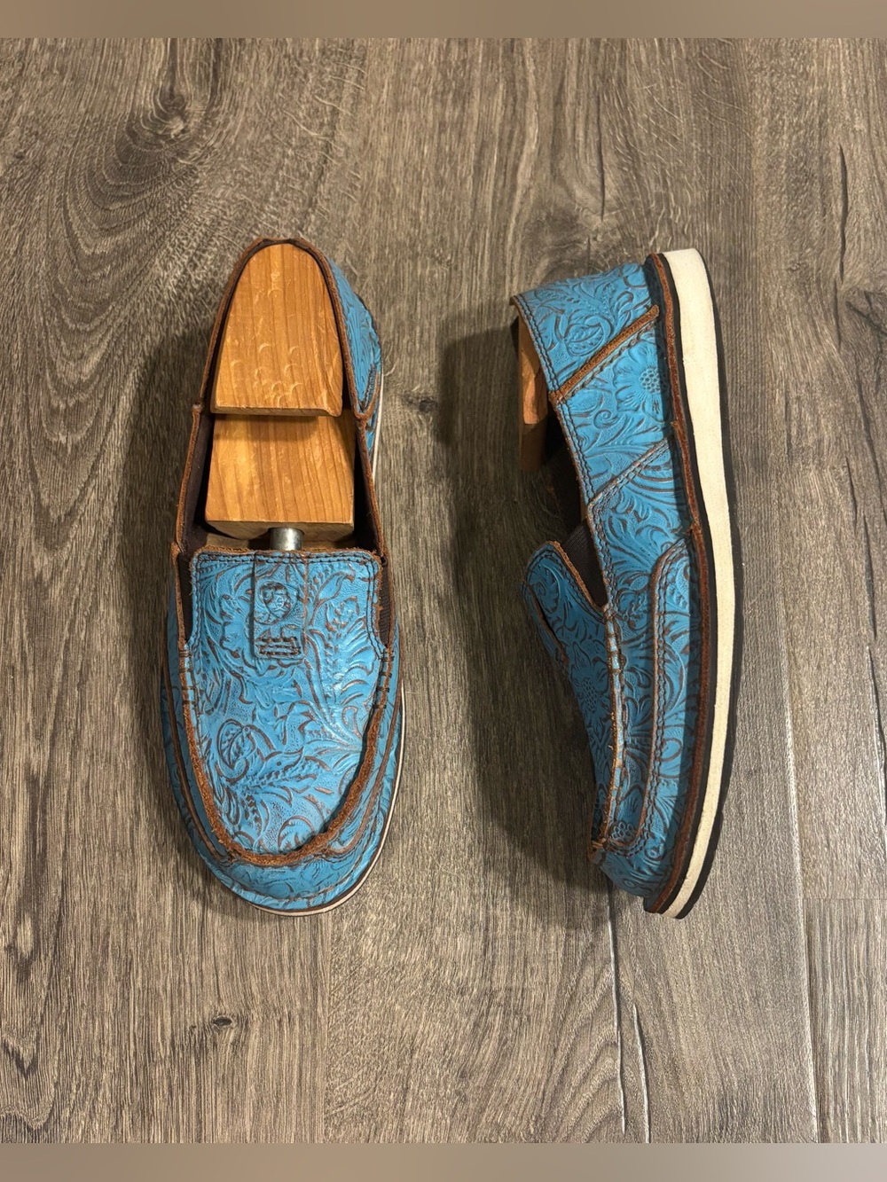 Ariat Women's Cruiser Slip-On Shoes Turquoise Embossed Leather Loafers size 8.5B
